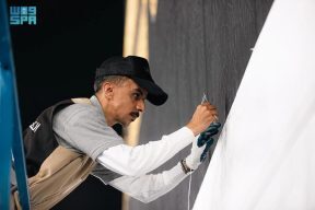 رفع الجزء السفلي من كسوة الكعبة المشرفة استعدادًا لموسم حج 1447هـ