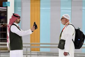 جوازات مطار الأمير محمد بن عبدالعزيز تستقبل أولى رحلات ضيوف الرحمن من الجزائر القادمين لأداء فريضة الحج لعام 1447هـ