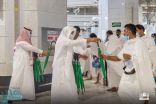 “شؤون الحرمين” توزيع 8000 مظلة بالمسجد الحرام ضمن “حملة خدمة معتمرينا شرف لمنسوبينا”