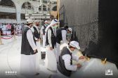 استعدادًا لشهر رمضان.. شؤون الحرمين تنفذ الصيانة الدورية لثوب الكعبة المشرفة
