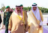 ملك البحرين يصل إلى جدة في زيارة للمملكة .. وأمير مكة في مقدمة مستقبليه