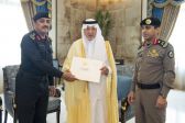الأمير خالد الفيصل يكرم مدير إدارة دوريات الأمن بمحافظة جدة