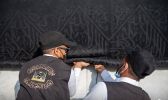 رئاسة شؤون الحرمين تستبدل القطع المطرزة حول الحجر الأسود والركن اليماني