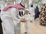 “شؤون الحرمين” توزع أساور معصم اليد للزائر الصغير في المسجد الحرام