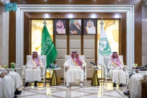 الأمير عبدالعزيز بن سعود يلتقي كبار المسؤولين في وزارة الداخلية والقطاعات الأمنية