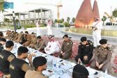 محافظ جدة يشارك الإفطار الرمضاني مع قادة ومنسوبي القطاعات الأمنية في الميدان بالمحافظة