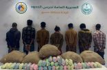 حرس الحدود بعسير يقبض على (7) مخالفين لنظام أمن الحدود لتهريبهم (196) كيلوجرامًا من نبات القات المخدر