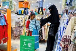 مركز الملك سلمان للإغاثة يوزّع كسوة العيد والهدايا على الأطفال في مديرية المكلا