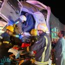 وفاة وإصابة 8 أشخاص في تصادم باص وشاحنة بدولي بيش