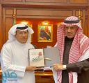 الفيفي يهدي كتابه “صورة الملك سلمان بن عبدالعزيز آل سعود في عاصفة الحزم” لمدير جامعة الملك خالد