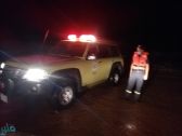 إنقاذ مواطن علقت مركبته في سيل مزلقان وادي الثعبان بناوان