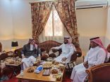 القحطاني يزور محافظ المندق ويطمئن على صحته