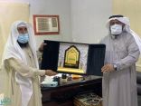الزهراني يكرم رئيس جمعية البر الخيرية في ناوان