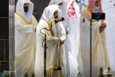 وسط منظومة متكاملة من الخدمات المصلين يؤدون صلاة التراويح والتهجد لليلة ختم القرآن الكريم بالمسجد الحرام