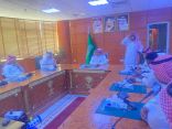 رئيس بلدية محافظة الدرب يعقد إجتماع مع موظفين إستقبال بلاغات البلدية٩٤٠