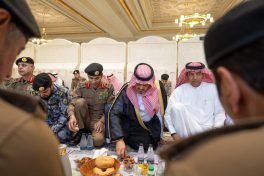 نائب أمير مكة يشارك رجال الأمن إفطارهم في المسجد الحرام ويشيد بجهودهم
