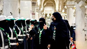 سمو الأميرة سما بنت فيصل تزور معسكر خدمة المعتمرين بالحرم المكي وتشيد بجهود الكشافة وتمكين الفتاة في العمل التطوعي