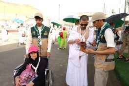 كشافة الوطن يصنعون في “يوم التروية” حكايات إنسانية لا تُنسى