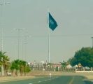 العلم السعودي يرفرف في سماء حديقة ناوان العامة بالمخواة