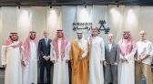 وزير الاتصالات وتقنية المعلومات يزور أرماح الرياضية ويطلع على مبادراتها في التحول الرقمي