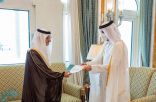 سفير خادم الحرمين المعين لدى قطر يقدم نسخة من أوارق اعتماده