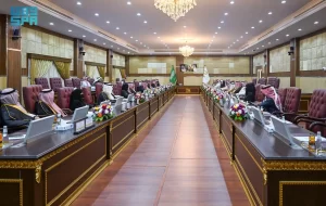 وفد أعضاء مجلس الشورى يلتقي أمين محافظة الطائف وعددًا من مسؤولي الجهات الحكومية ويطلع على أعمال جامعة الطائف