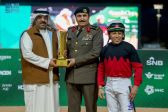 تتويج الجواد الفائز بكأس الأمن العام ضمن فعاليات موسم سباق الخيل بالرياض