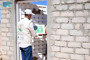 مركز الملك سلمان للإغاثة يوزع (400) كرتون تمر في مديرية عمد بمحافظة حضرموت