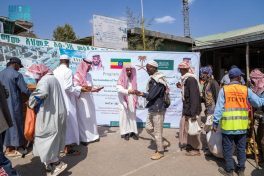 “الشؤون الإسلامية” توزع هدية خادم الحرمين الشريفين من التمور الفاخرة في أديس أبابا