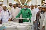 ٦ آلاف حافظة زمزم يتم تجهيزها للمصلين في أوقات الذروة بالمسجد النبوي