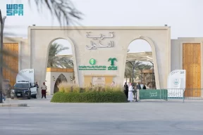 مواطنة تُبدع في تحويل نواة التمر إلى صابون طبيعي وجد إقبالًا كبيرًا من زوّار القرية