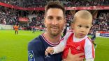 حارس ريمس يلتقط صورة لنجله مع ميسي عقب الخسارة أمام باريس سان جيرمان