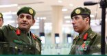 المدير العام للجوازات يقف على سير العمل في صالات الجوازات بمطار الملك خالد الدولي ويتسلّم التقرير السنوي لعام 2025