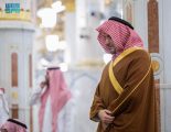 الأمير عبدالعزيز بن سعود يزور المسجد النبوي ويؤدي الصلاة في الروضة الشريفة