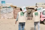 مركز الملك سلمان للإغاثة يوزع (3.000) كرتون تمر في مديرية الخوخة بمحافظة الحديدة