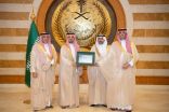 نائب أمير منطقة مكة المكرمة يتسلم شهادة اعتماد مدينة جدة مدينة صحية من وزير الصحة