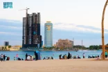 كورنيش المستقبل في جدة يشهد إقبالًا لممارسي السباحة والأنشطة المائية