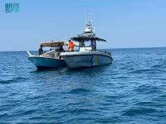 حرس الحدود بمنطقة مكة المكرمة ينقذ مقيمين تعطلت واسطتهما البحرية في عرض البحر