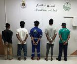 القبض على (5) مقيمين لسرقتهم معدات وأغطية حديدية من مواقع تحت الإنشاء