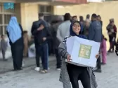 مركز الملك سلمان للإغاثة يواصل توزيع السلال الغذائية في مدينة رفح جنوب قطاع غزة