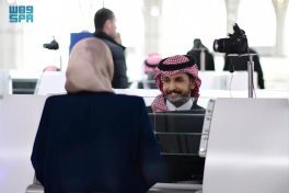 جوازات مطار الأمير محمد بن عبدالعزيز تستقبل ضيوف الرحمن القادمين للعمرة خلال شهر رمضان