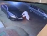شاهد.. لحظة سرقة سيارة من أمام محل تجاري في الرياض بسبب خطأ من مالكها