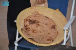 “خبز التنور” يجذب زوار مهرجان الأكلات الشعبية بنجران