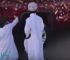 شاهد: مواطن يزيّن مركبته بالحلوى لمعايدة المصلين في صلاة العيد