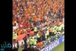 شاهد.. لحظة محاولة جمهور الترجي اقتحام الملعب عقب هدف الهلال