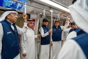 وزير النقل والخدمات اللوجستية يتفقد حركة السفر والخطط التشغيلية في مطار الملك عبدالعزيز الدولي بجدة