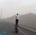 بالصور.. “المرور” يلقي القبض على المستعرض بدراجته النارية على طريق الهدا
