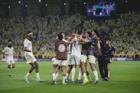 النصر بطلاً لدوري روشن بعد رباعية مثيرة أمام ضمك