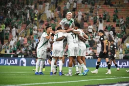 الأهلي يستعيد نغمة الانتصارات بثلاثية في شباك ضمك ويزاحم على الوصافة