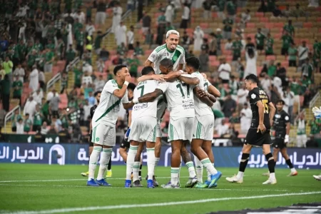 الأهلي يستعيد نغمة الانتصارات بثلاثية في شباك ضمك ويزاحم على الوصافة